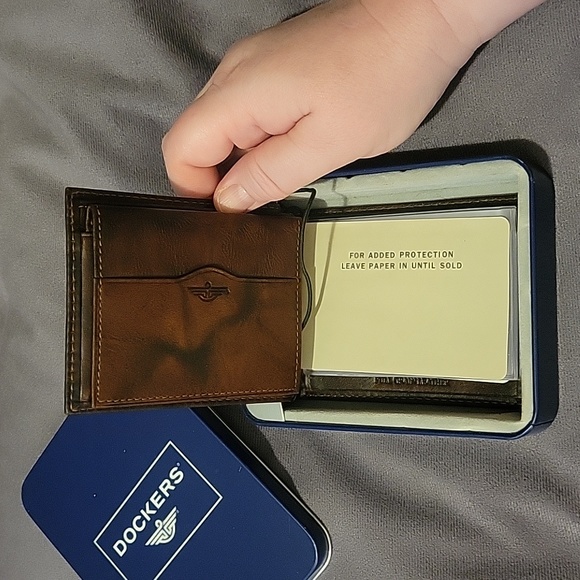 Men's Dockers Brown Wallet in Blue Tin - Picture 5 of 6